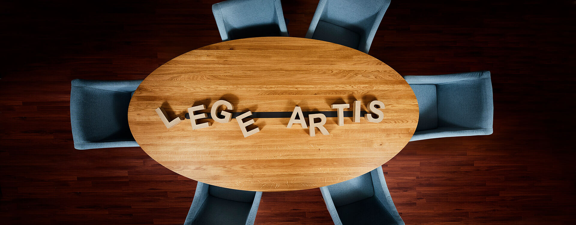 Agentur lege artis – Der Name der Agentur lege artis steht auf einem Tisch