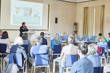 Agentur lege artis - Hilkka Zebothsen hält beim Kliniksprechertag 2018 die Keynote zum Thema "Interne Kommunikation in Krankenhäusern"