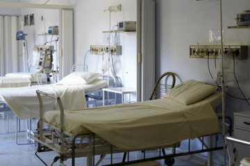 Agentur lege artis  - 3 leere Krankenhausbetten nebeneinander